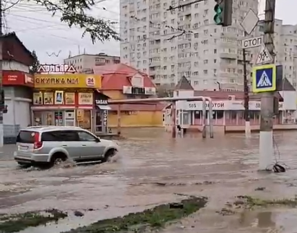 Десятки потерянных автомобильных номеров и остановка троллейбусов: последствия потопа на ул.Качинцев