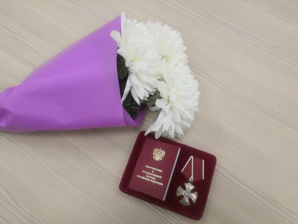 В Камышине вручили Орден Мужества вдове погибшего на Украине бойца