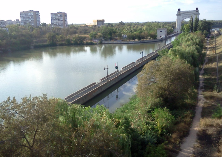 В Волгоградской области предприятие обязали установить санитарно-защитную зону По требованию Волгоградской межрайонной природоохранной прокуратуры одна из организаций региона устранила нарушения в сфере охраны атмосферного воздуха. В ходе проверки выяснилось, что на производственной площадке, где изготавливают детали для радиаторов, отсутствовала санитарно-защитная зона, а выбросы загрязняющих веществ осуществлялись с нарушением законодательства.  Чтобы добиться устранения нарушений, прокурор обратился с иском в суд. Красноармейский районный суд Волгограда удовлетворил требования в полном объёме. В результате организация выполнила судебное решение и установила необходимую санитарно-защитную зону, приведя свою деятельность в соответствие с экологическими нормами.