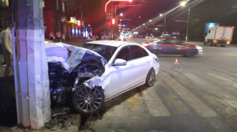 Машины всмятку, водители в больнице: в центре Волгограда столкнулись  Mercedes и LADA Vesta