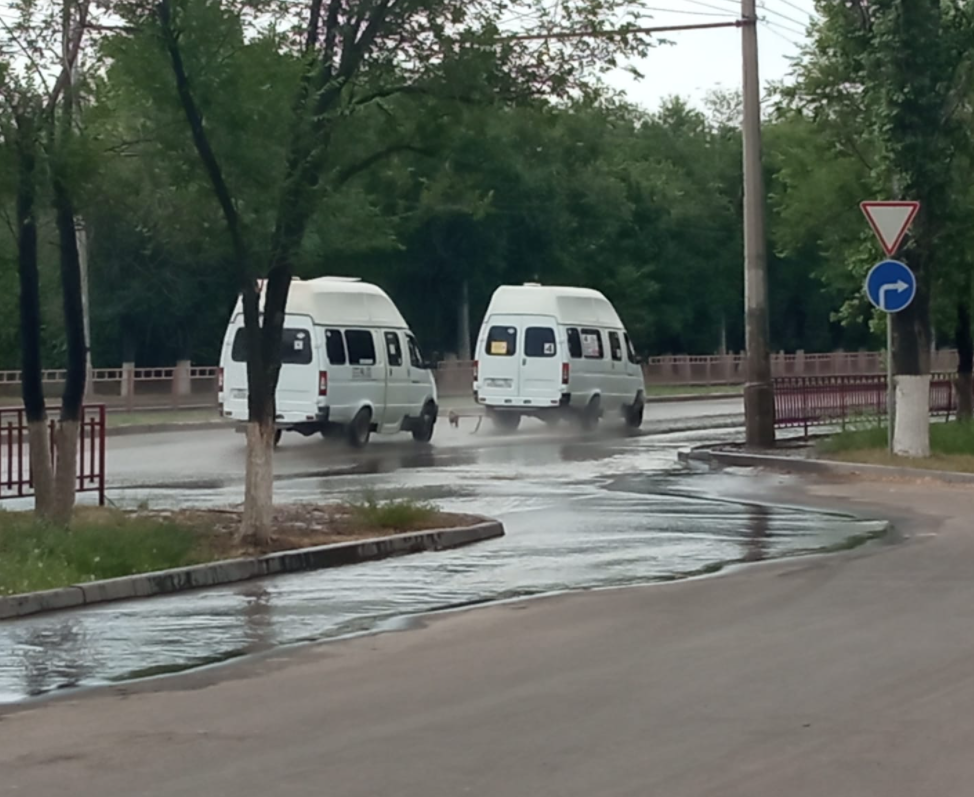 «Машины поплыли»: в Кировском районе Волгограда устраняют огромную течь на трубопроводе