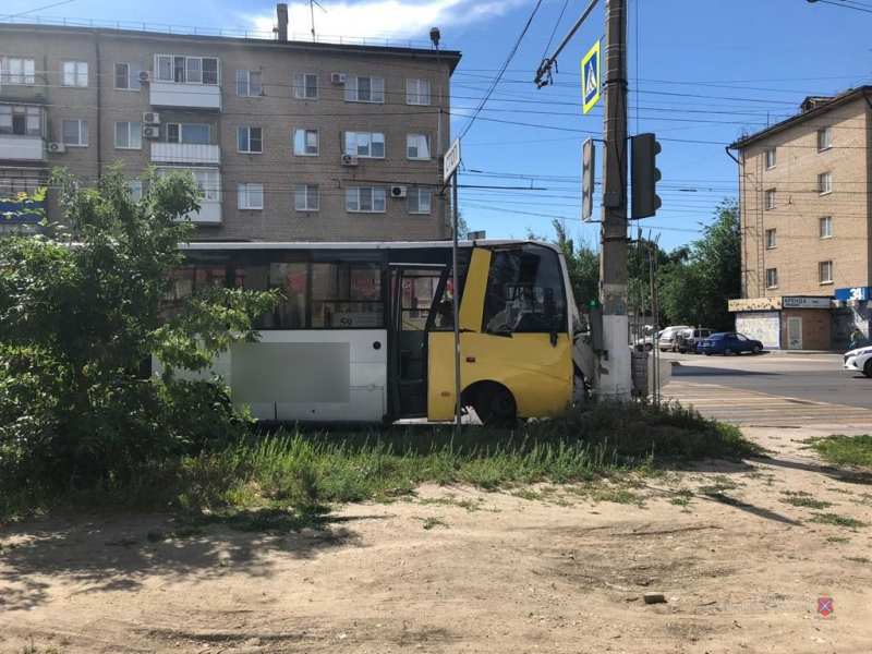 Три пассажирки в больнице: в Волгограде «Волгабас» «влетел» в столб