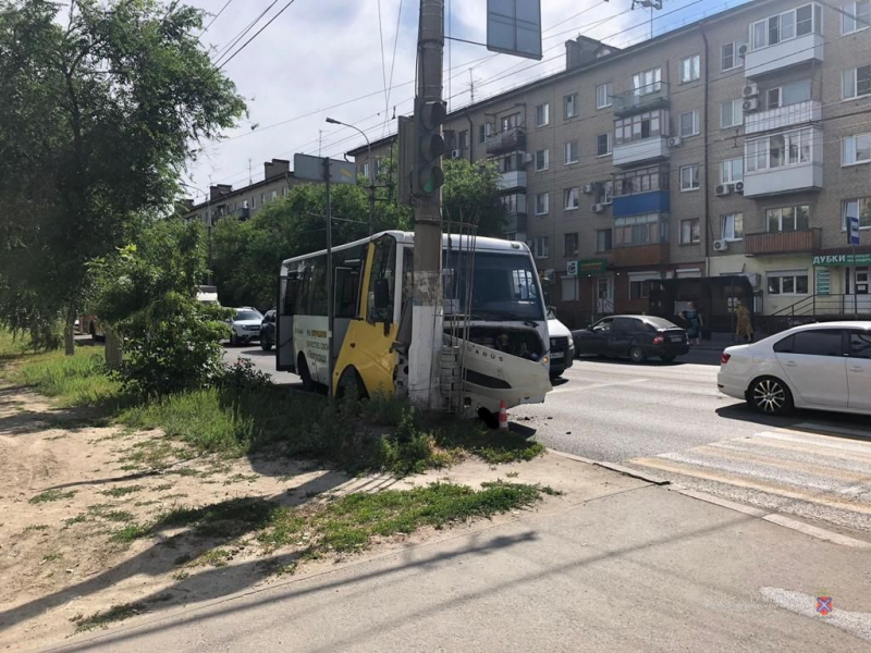 Три пассажирки в больнице: в Волгограде «Волгабас» «влетел» в столб