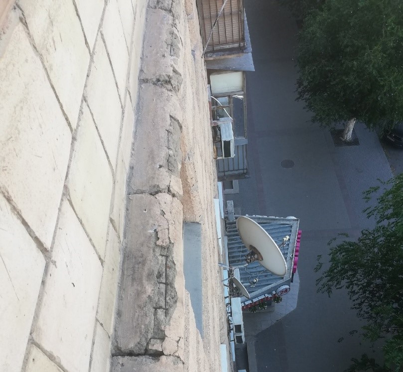 Элементы фасада Комсомольской, 8 могут обрушиться на головы пешеходам, не дождавшись капремонта