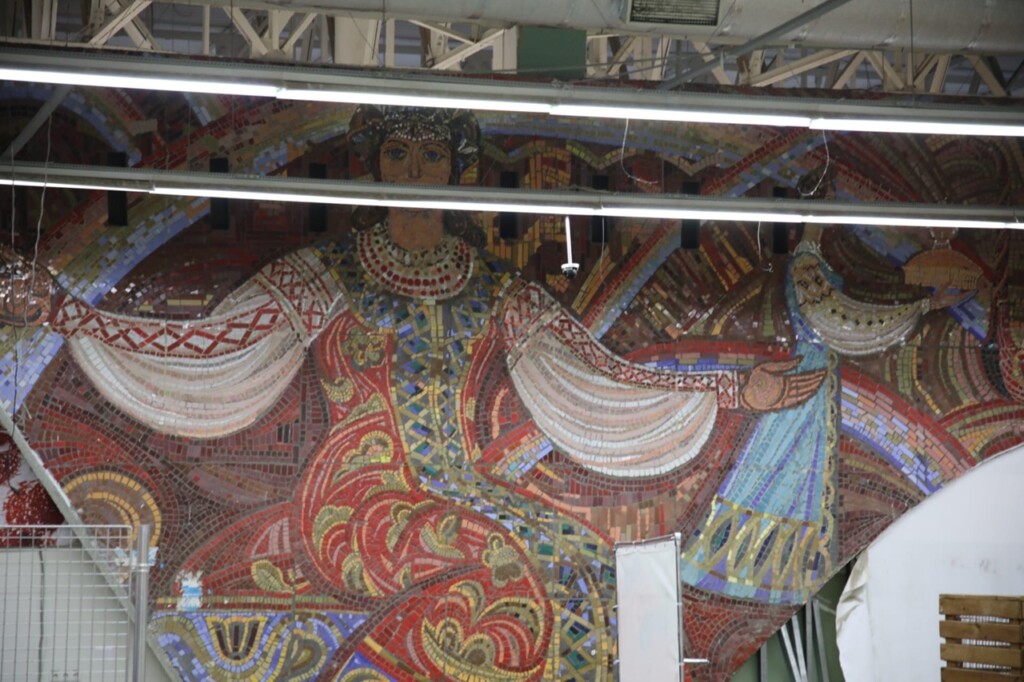 «Кропотливо собирали с утра до ночи»:  на руинах «СуперМАНа» открылось уникальное мозаичное панно Михаила Пышты