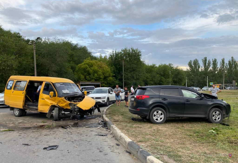 Две пассажирки маршрутки пострадали в ДТП в Волжском