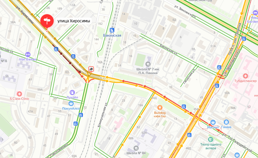 В центре Волгограда разбитый ВАЗ заблокировал проезжую часть: образовалась огромная пробка