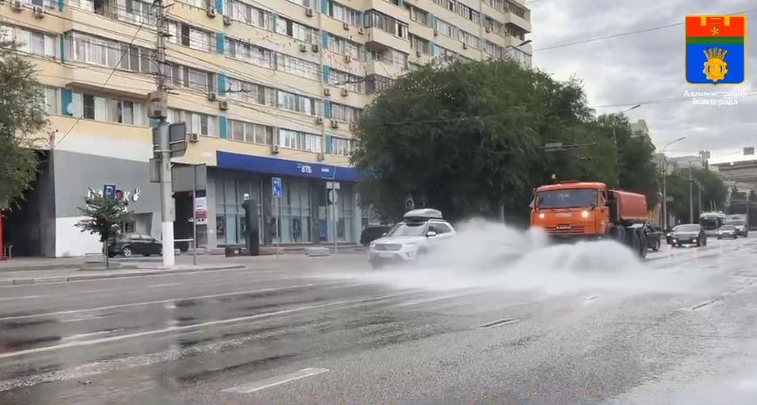 В Волгограде решили бороться с иссушающей жарой с помощью мытья улиц