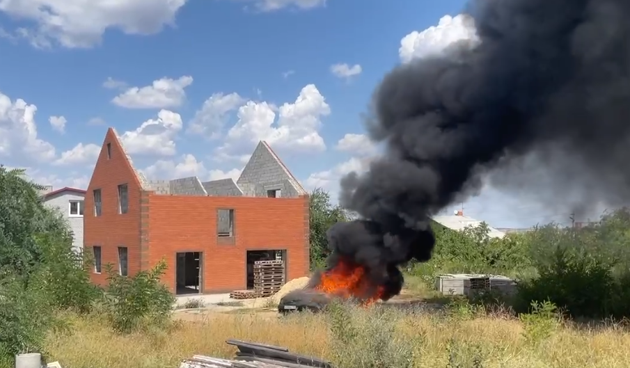 Машина внезапно загорелась и взорвалась: полыхающий в поселке Солнечном автомобиль попал на видео