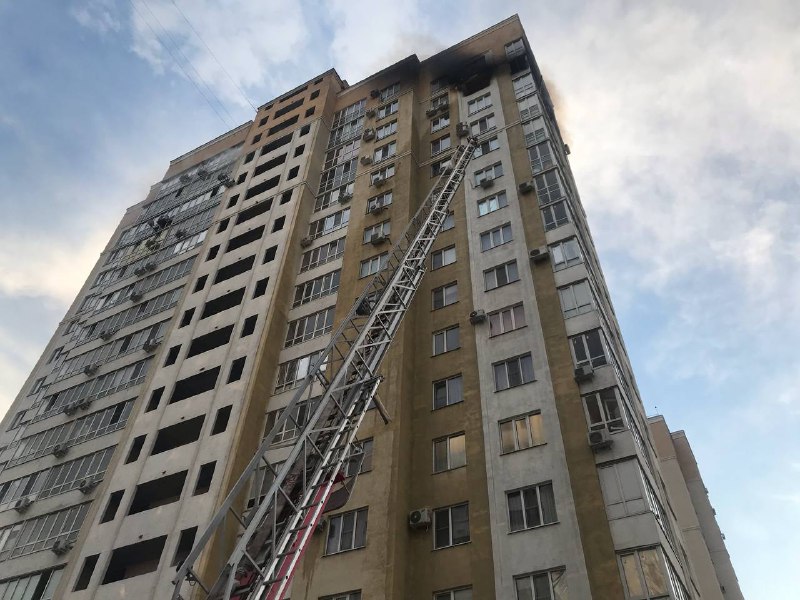 Из-за смертельного пожара в Советском районе Волгограда пришлось эвакуировать 60 человек