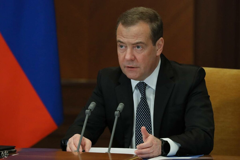 Дмитрий Медведев предложил украинским политикам учредить “орден Гитлера”