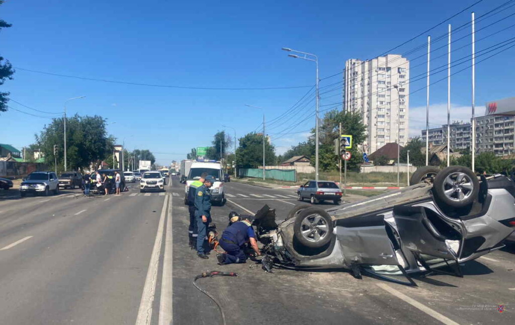 В столкновении  Lexus и Toyota на улице Череповецкой в Волгограде пострадала автомобилистка