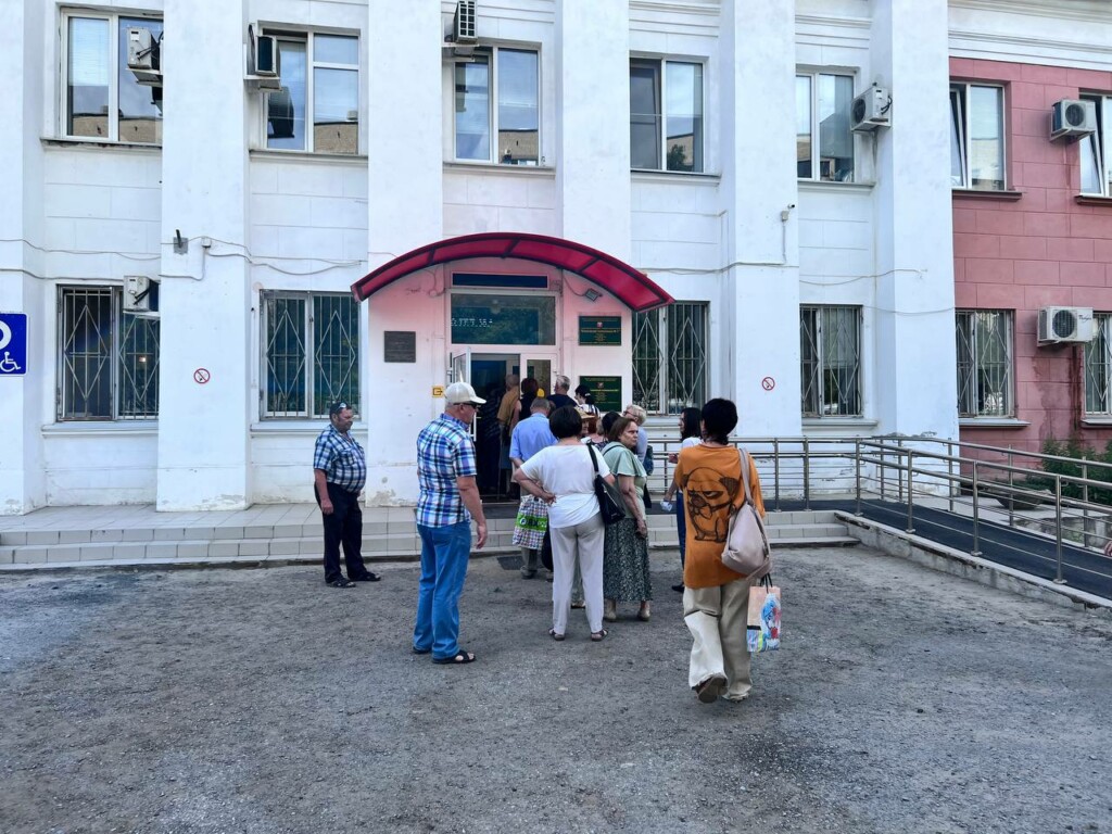 Пациентам Центрального района приходится занимать очередь в регистратуру поликлиники на улице