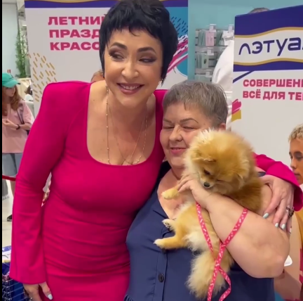 Лолита Милявская в Волгограде покаталась на лифте, спела с поклонниками и купила электровеник