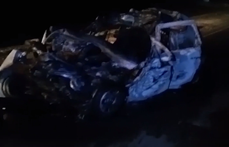 В Волгоградской области два человека сгорели в Renault Duster после столкновения с грузовиком