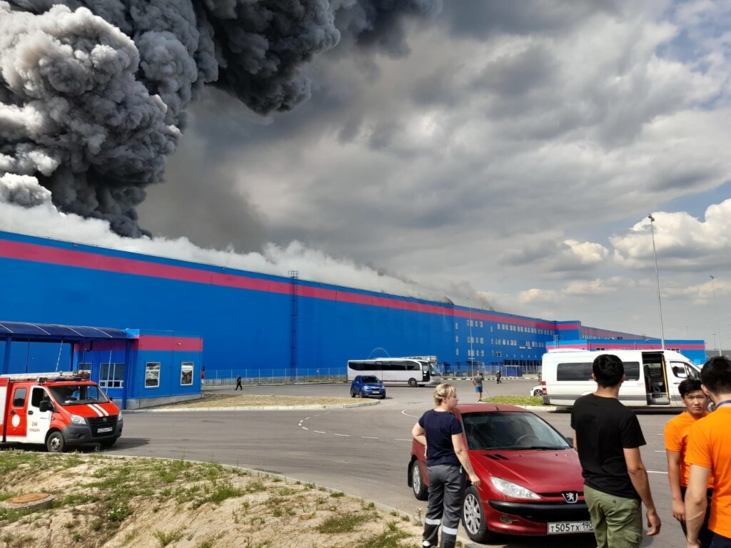 В Подмосковье сильный пожар охватил склад Ozon: здесь также хранится продукция волгоградских предприятий