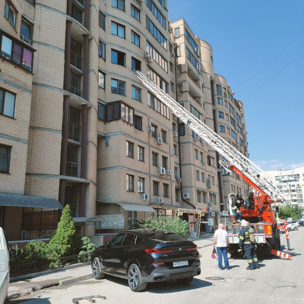 В центре Волгограда из-за пожара в доме напротив Избиркома пришлось эвакуировать 20 человек