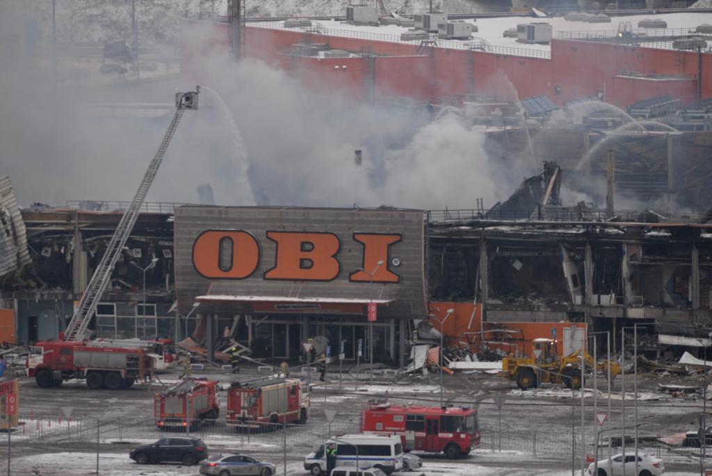 Магазин OBI в ТЦ “Мега Химки” выгорел полностью. Один человек погиб