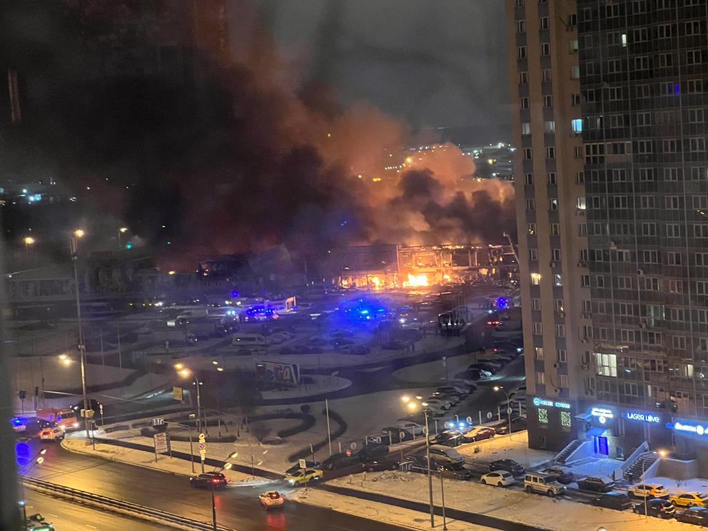 В Москве горит ТЦ  “Мега Химки”