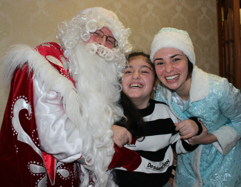 В Волгограде семьи с детьми получили подарки от необычных Деда Мороза и Снегурочки