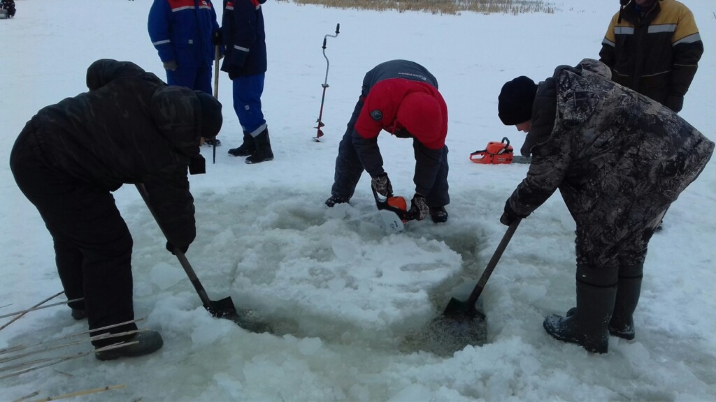 В Волгоградской области спасают рыбу от замора