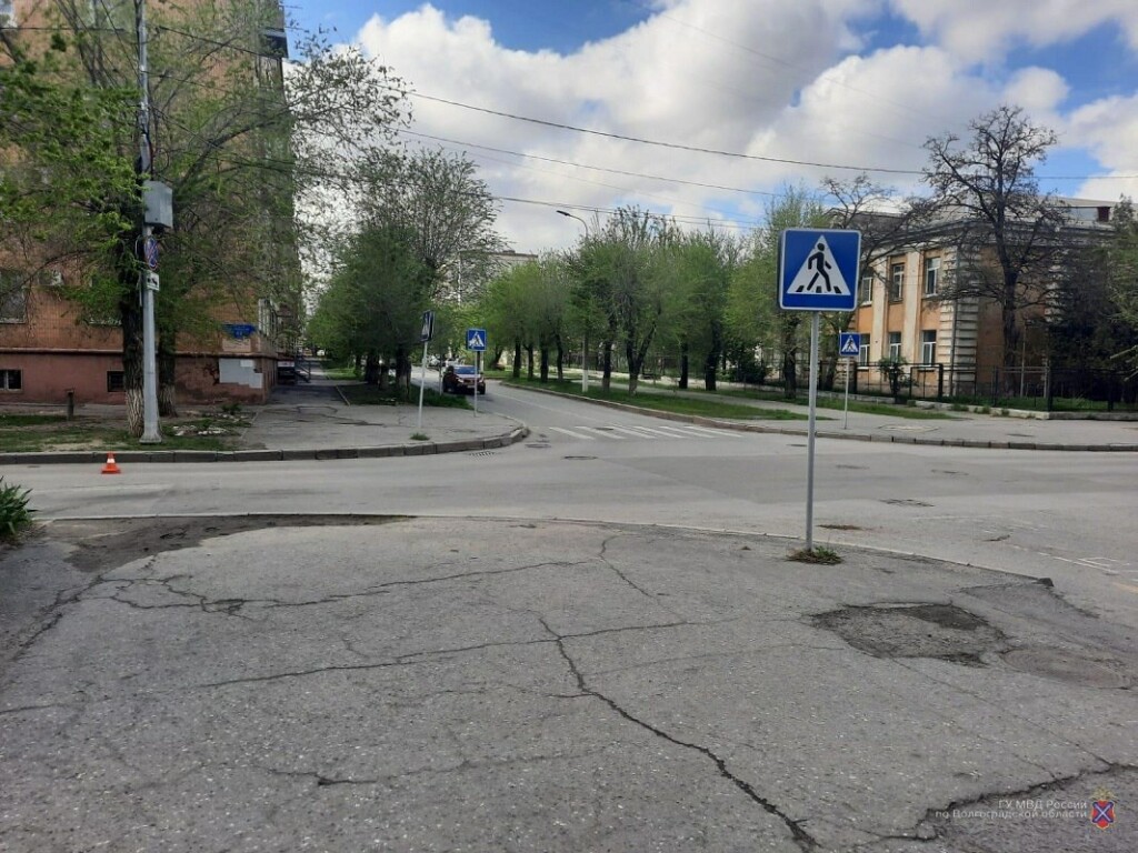 Сразу двух пешеходов на “зебре” в центре Волгограда сбила иномарка