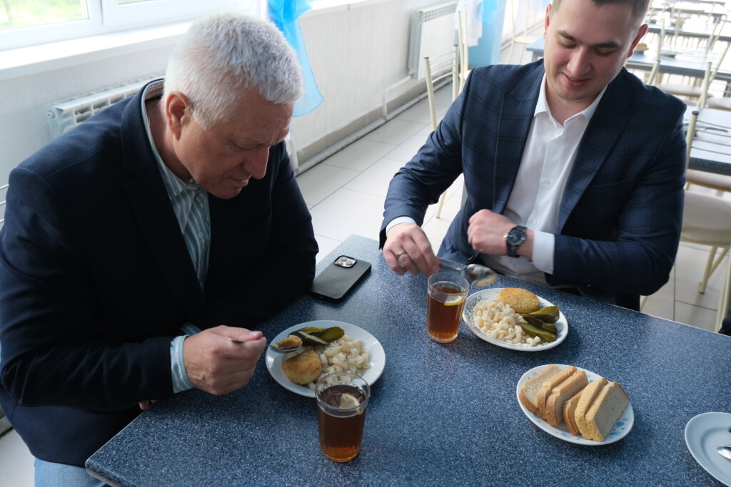 В Волгограде депутаты оценили качество рыбных котлет в школьной тарелке