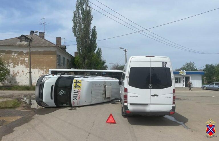В Волжском столкнулись две маршрутки с легковушкой. Одна перевернулась