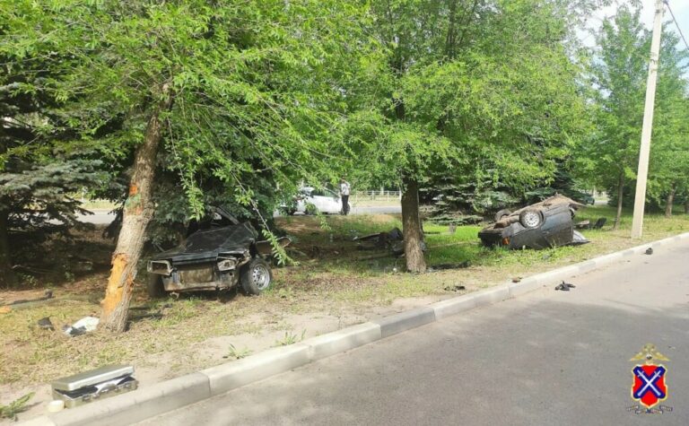 В страшной аварии в Волжском погибли водитель и несовершеннолетняя девочка. Двое в больнице