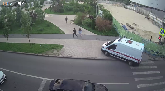 В Волгограде разыскивают свидетелей падения листа фанеры на голову прохожему