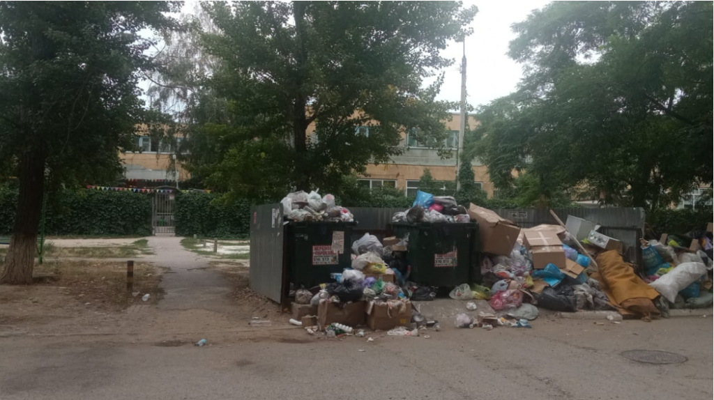В Волгограде школа и детский сад тонут в мусоре