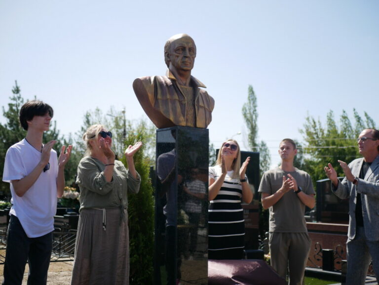 В Волгограде состоялась церемония открытия памятника Отару Джангишерашвили