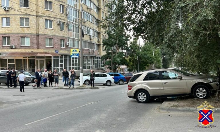 В центре Волгограда под колесами автомобиля погиб подросток на электросамокате