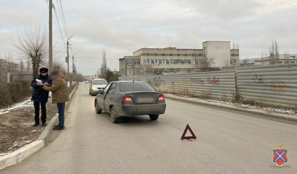 В Советском районе Волгограда двое детей попали под колеса автомобиля