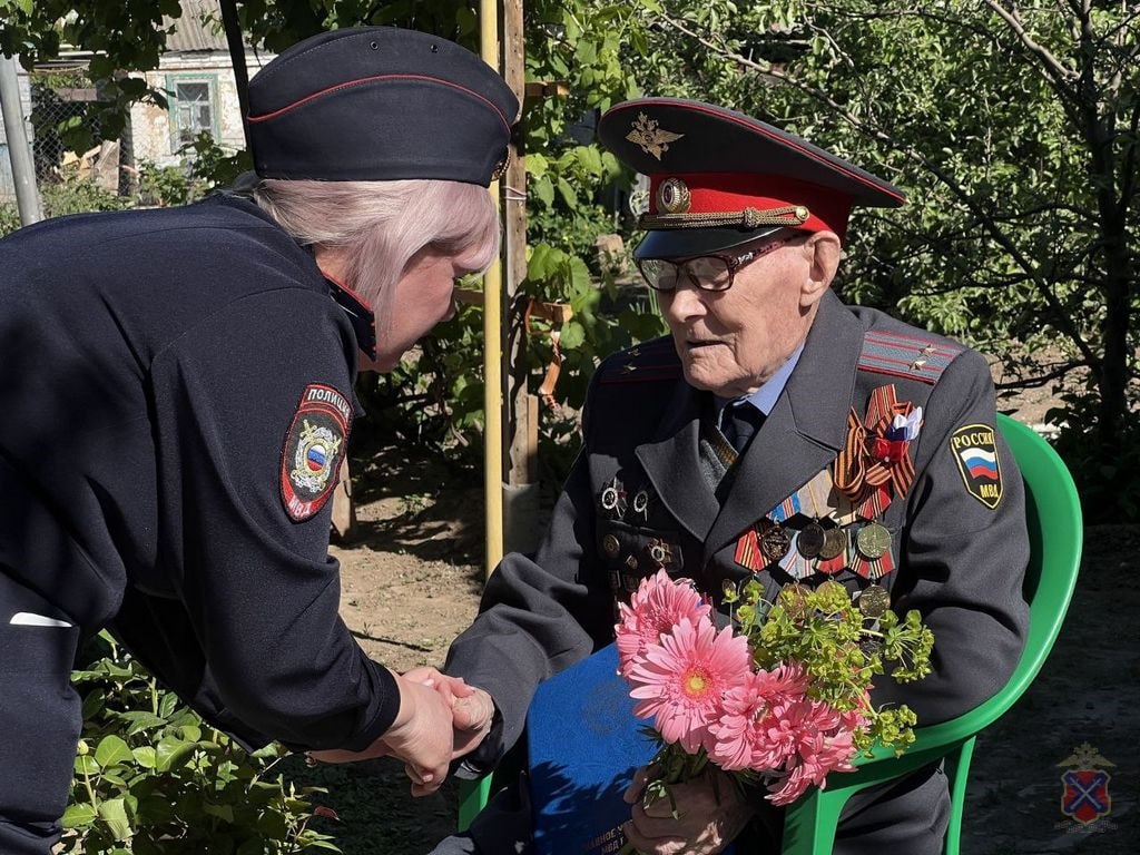 В Волгограде поздравляют ветеранов с Днём Победы