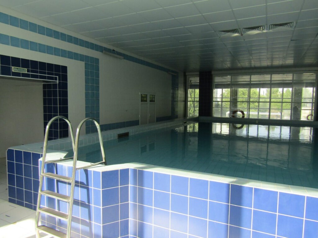 В Волгограде ребенок чуть не утонул в бассейне во время занятий плаванием