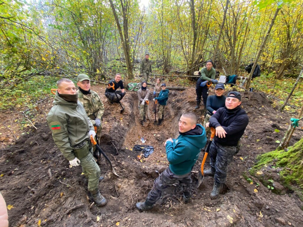 Поисковики Волгоградской академии МВД нашли медальон красноармейца в Псковской области