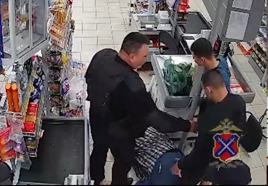 В Волжском задержаны молодые парни, избившие пенсионера в магазине
