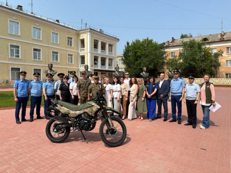 В преддверии Дня России – подарки и слова поддержки от Волжских учреждений участникам СВО