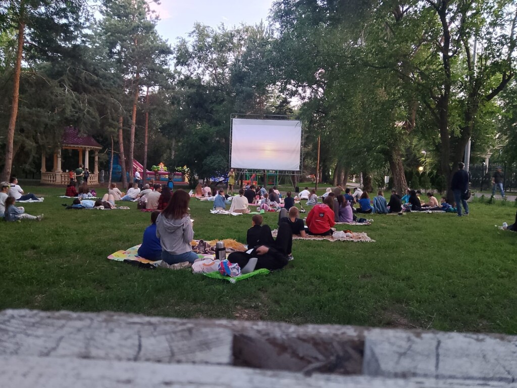 Кино под ночным небом в Комсомольском саду