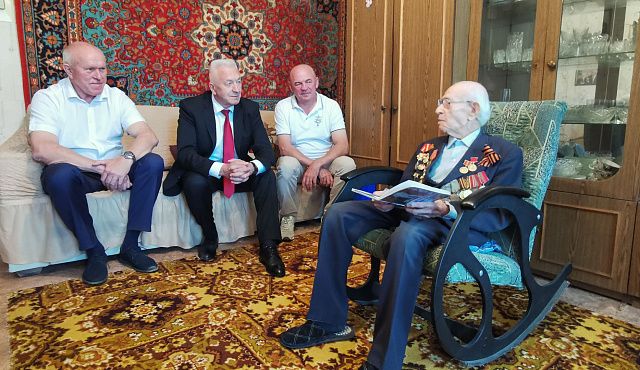 С 102-летием поздравили ветерана Сталинградской битвы Павла Андреева