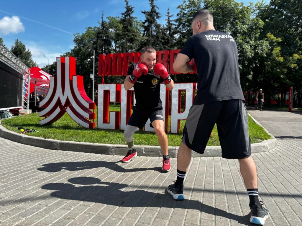 Участники АНО «СВОй спорт» организовали открытую тренировку по боксу на стадионе «Москвич» в День физкультурника