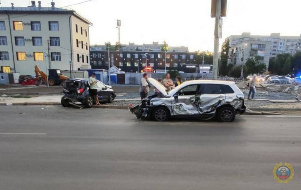 Грузовик, полный железной арматуры, снёс 7 легковушек на остановке Нефтяник в Волгограде