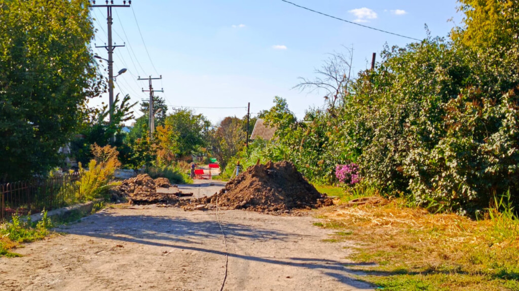 В Волгограде заменяют устаревший водопровод на улице Тирольской