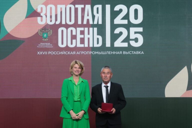 Министр сельского хозяйства РФ Оксана Лут отметила вклад волгоградского специалиста наградой