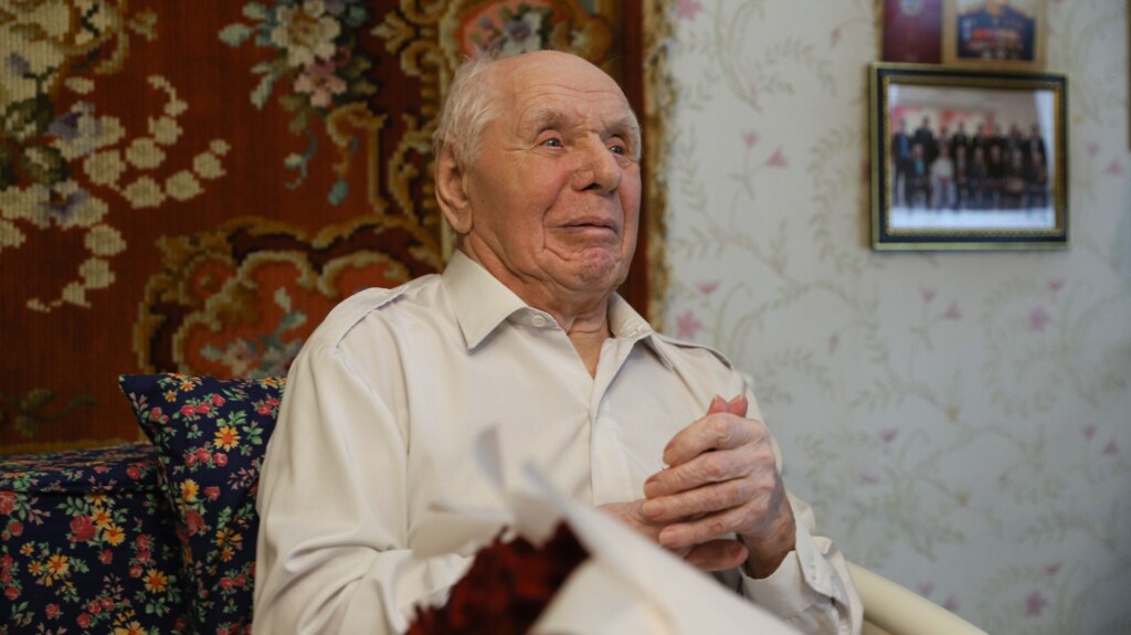 Фронтовик Виктор Шестель отпраздновал столетний юбилей в кругу друзей и близких