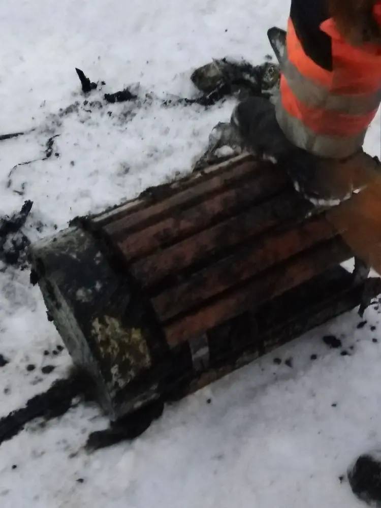 Урна и мусор заблокировали канализацию в Краснооктябрьском районе Волгограда