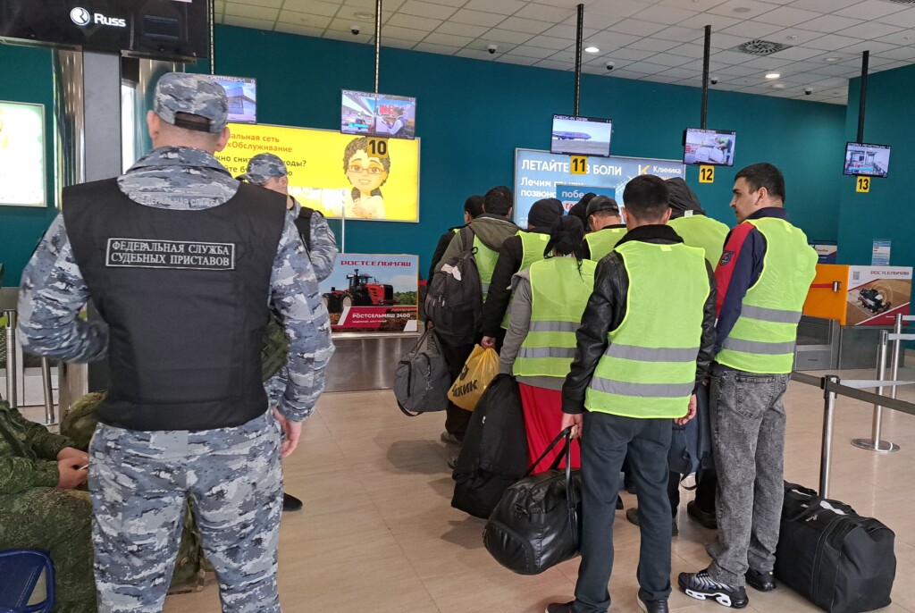 Волгоградские приставы выдворили из России 30 иностранных граждан