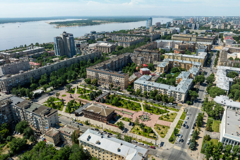 Сквер имени Симбирцева открылся в Волгограде после масштабной реконструкции ко Дню России