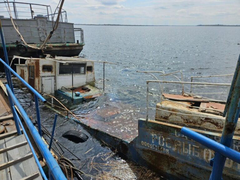 В Волгограде из Волги подняли затонувшее судно
